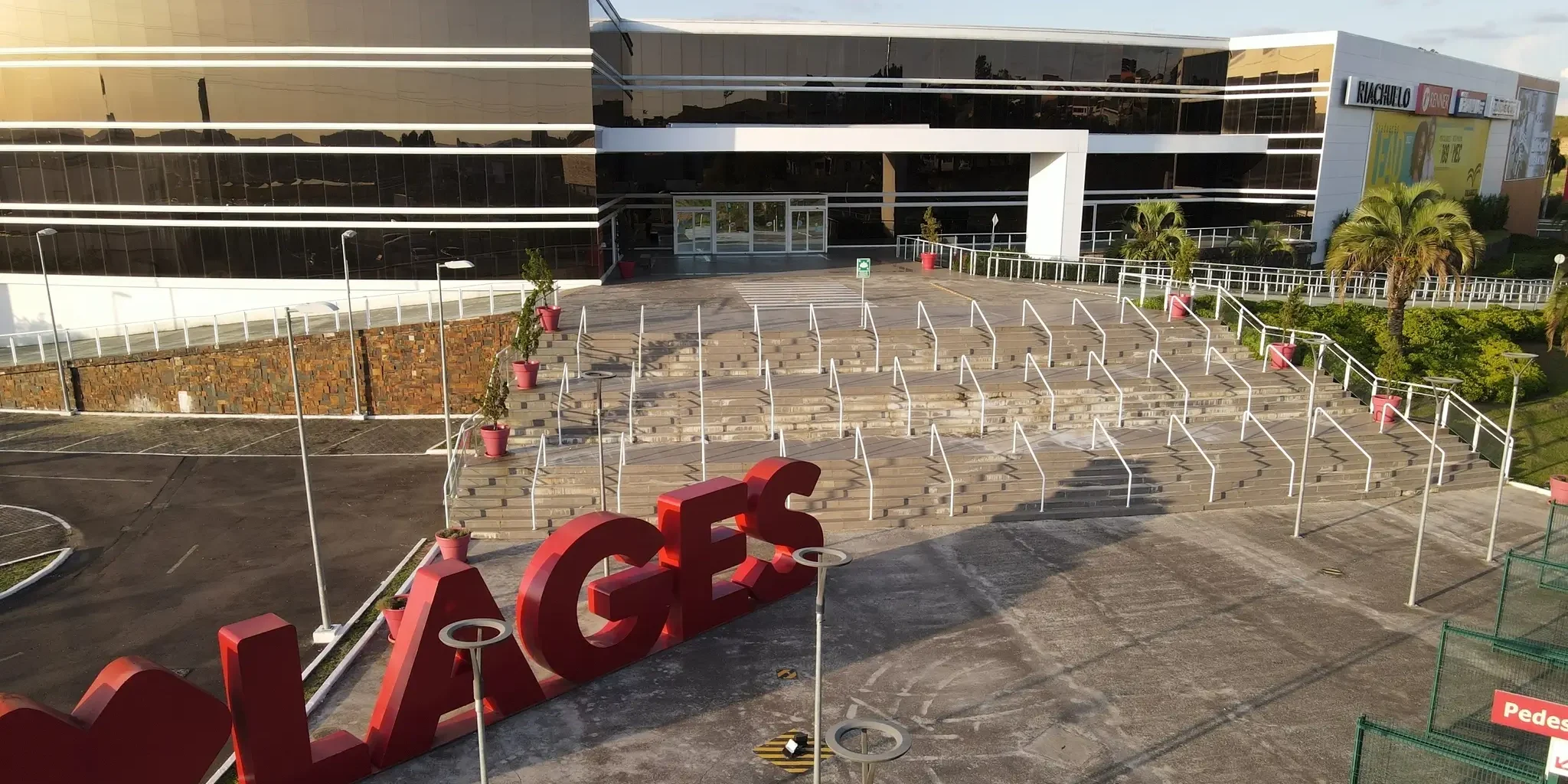 Imagem da fachada do Shopping Lages
